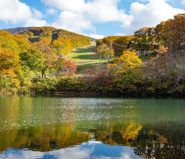 紅葉した蔵王ドッコ沼